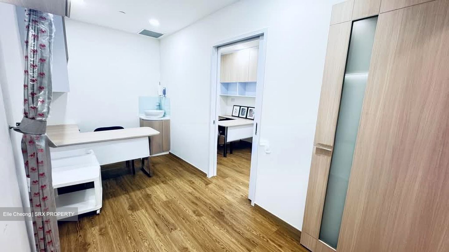 Gleneagles Hospital (D10), Retail #593496071